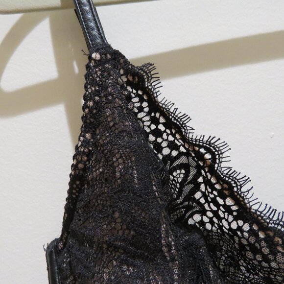 VICTORIA'S SECRET Very Sexy Bra Black Lace Faux Leather Bra Goth Feminine 32DDD - Picture 4 of 14